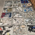 Bevestigingsmaterialen in 18 magazijnbakken. Mix, partij